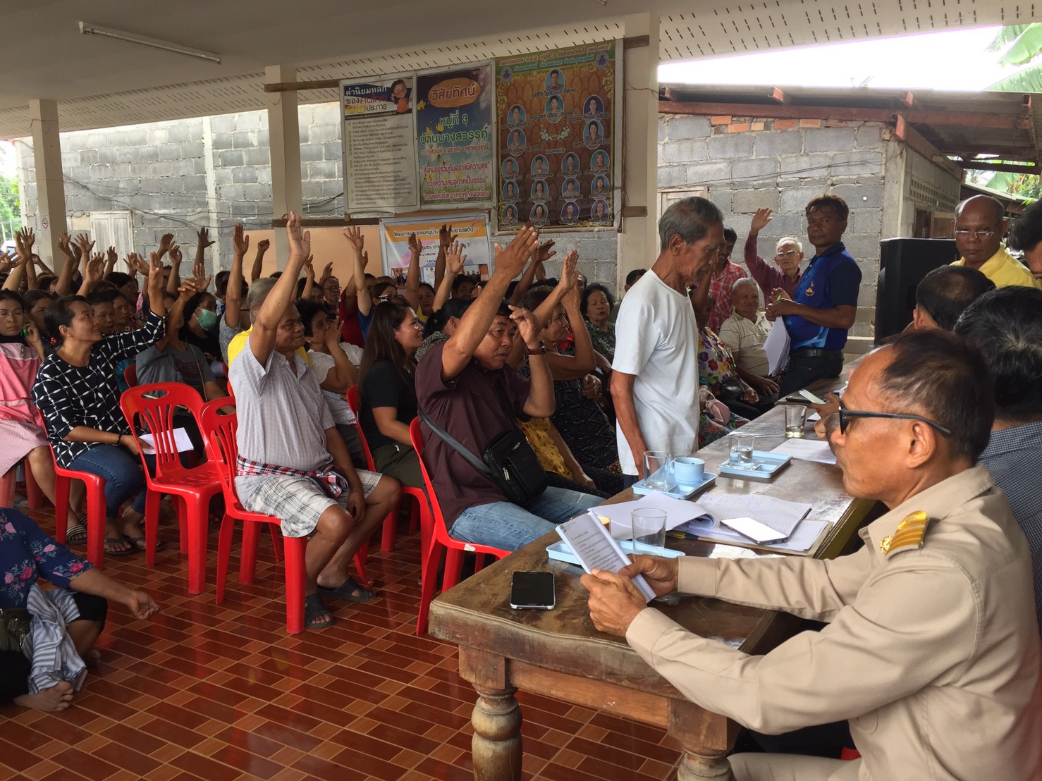 สำนักงานที่ดินจังหวัด ได้เข้าร่วมสังเกตการณ์การทำประชาคมผู้ขอรับการจัดสรรที่ดินทำกิน แปลงบริษัท แสงสวรรค์น้ำมันปาล์มและอุตสาหกรรม จำกัด  ม.3 ต.บางสวรรค์ อ.พระแสง จ.สุราษฎร์ธานีวันที่ 17 มิถุนายน 2562